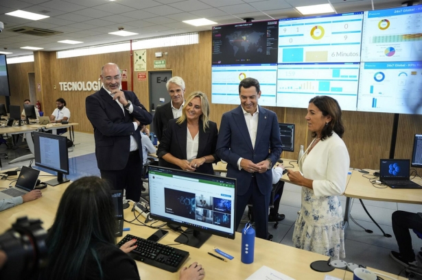 El presidente de la Junta de Andalucía, Juanma Moreno, y la alcaldesa de Granada, Marifrán Carazo (3i), durante la inauguración del Centro Talento y Tecnología de Telefónica (JOAQUIN CORCHERO - EUROPA PRESS)