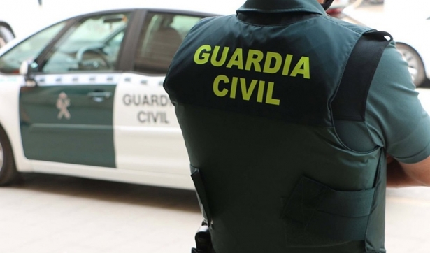 Un agente de la Guardia Civil, de espaldas, junto a un vehículo oficial, en imagen de archivo (GUARDIA CIVIL) Un agente de la Guardia Civil, de espaldas, junto a un vehículo oficial, en imagen de archivo (GUARDIA CIVIL)