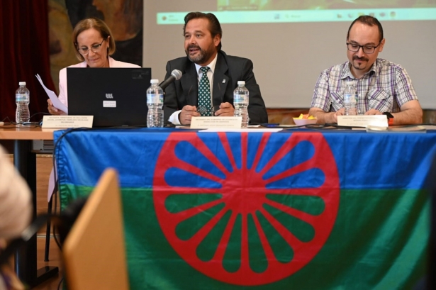 El delegado del Gobierno andaluz en Granada, Antonio Granados, en junto a la delegada de Inclusión, Juventud, Familias e Igualdad de la Junta, Matilde Ortiz, con el Centro Sociocultural Gitano Andaluz, Antonio José Canalejo Lara (JUNTA)