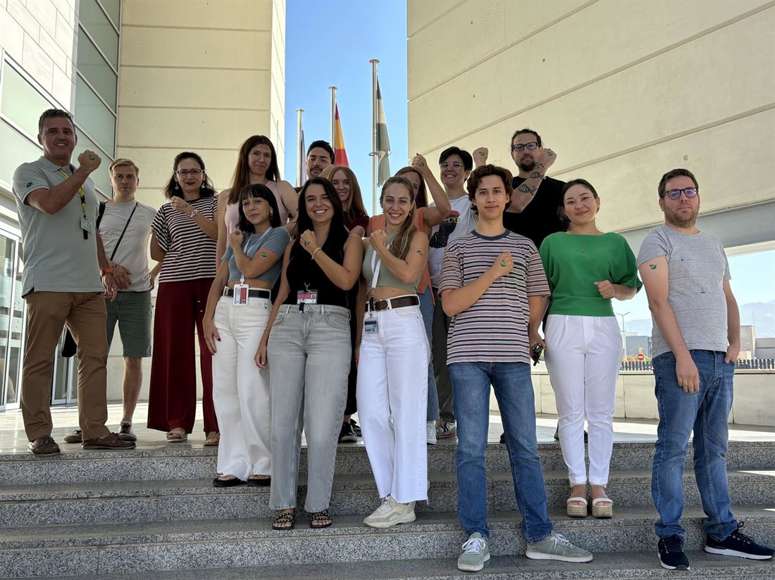 Miembros del grupo de Comunicación Intercelular de la Universidad de Granada en la Semana Mundial de las Enfermedades Mitocondriales del año 2024. Julia Corral, primera autora del estudio, al frente con camiseta negra (UGR)