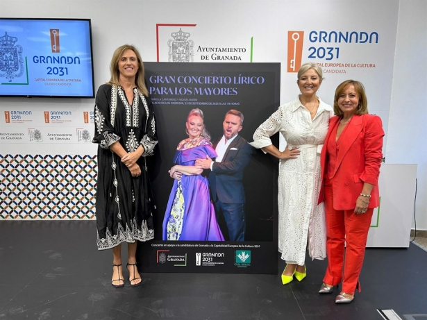 Presentación del concierto lírico especialmente dedicado a mayores con, de izquierda a derecha en la imagen, Poli Servián, de la Fundación Caja Rural Granada, la soprano Mariola Cantarero, y la edil de Política Social, Amparo Arrabal (AYUNTAMIENTO)