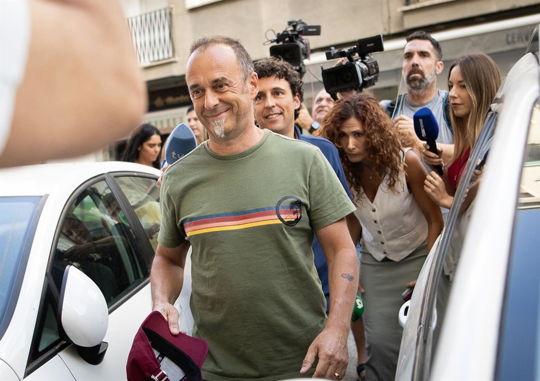 Francesco Arcuri, el excompañero de Juana Rivas, a su llegada al punto de encuentro familiar de Granada el pasado 22 de julio (ANTONIO L. JUÁREZ / EUROPA PRESS)