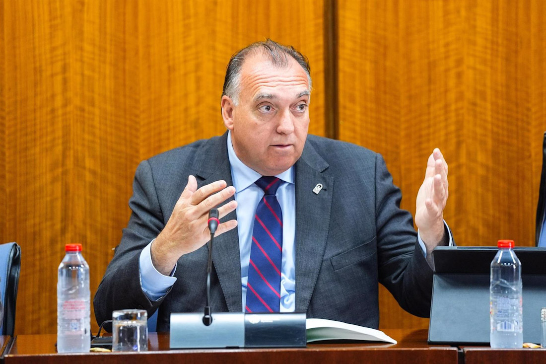 El consejero de Turismo y Andalucía Exterior, Arturo Bernal, en imagen de archivo en comisión parlamentaria el pasado mes de abril (JOAQUÍN CORCHERO/PARLAMENTO DE ANDALUCÍA)