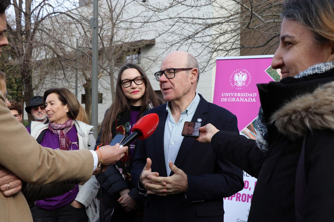 El rector de la UGR, Pedro Mercado, atiende a los medios en imagen de archivo (UGR)