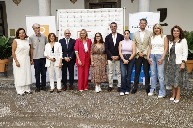 Presentación de la campaña de reparto de material escolar (AYTO. GRANADA)