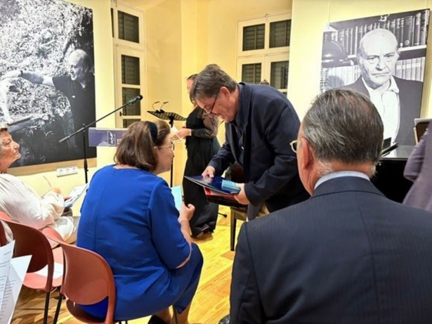 La ministra de Cultura de Grecia, Lina Mendoni, conversa con el director del Cervantes, Luis García Montero, durante el acto en la Casa Museo Elytis (INSTITUTO CERVANTES) La ministra de Cultura de Grecia, Lina Mendoni, conversa con el director del Cervantes, Luis García Montero, durante el acto en la Casa Museo Elytis (INSTITUTO CERVANTES)