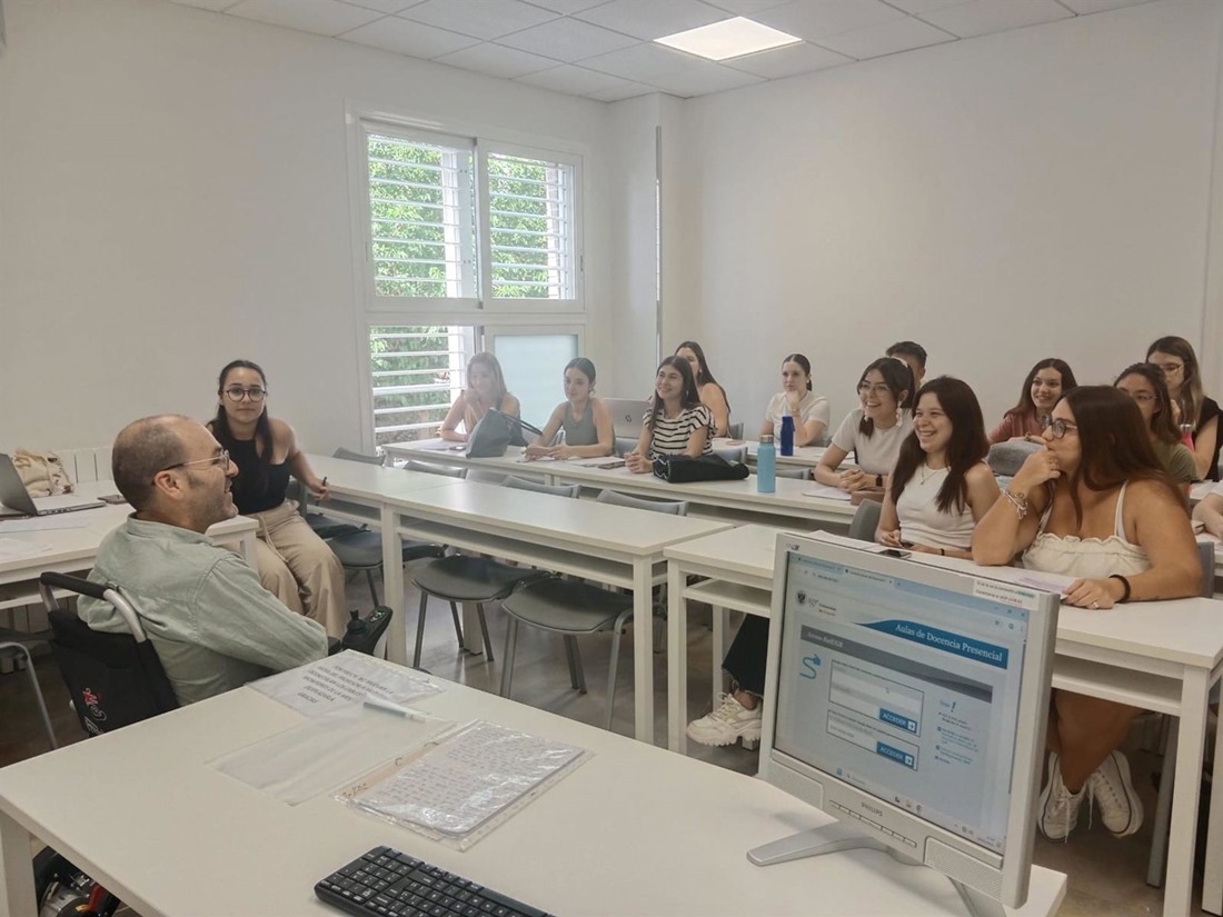 El profesor de la Universidad de Granada Daniel Martín-Arroyo en una clase (CHANGE.ORG)