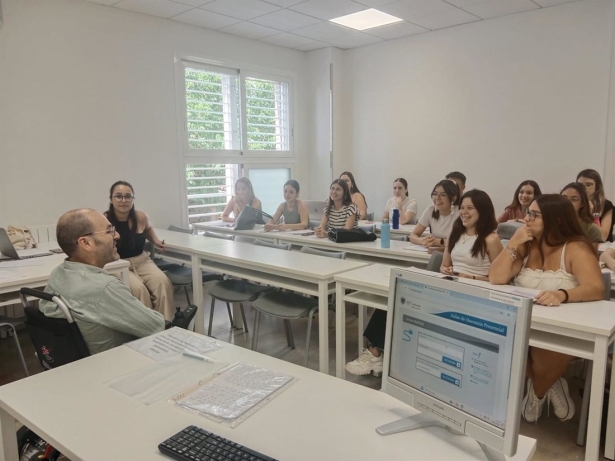 El profesor de la Universidad de Granada Daniel Martín-Arroyo en una clase (CHANGE.ORG)