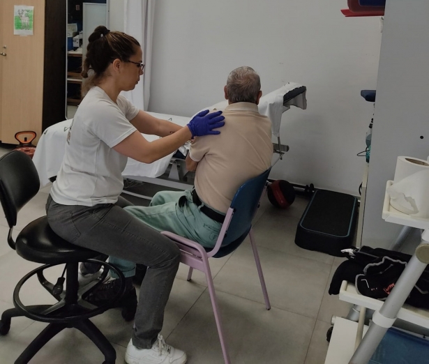 Imagen de archivo de un ejercicio de fisioterapia respiratoria precoz en pacientes con ELA (HOSPITAL VIRGEN MACARENA)