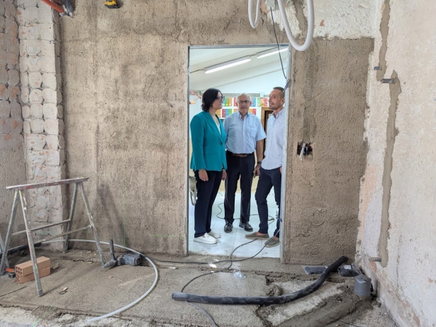 La delegada de Desarrollo Educativo y Formación Profesional de la Junta en Granada, María José Martín, visita las obras de eliminación de barreras arquitectónicas en el Colegio de Educación Infantil y Primaria María Zambrano de Granada.(JUNTA)