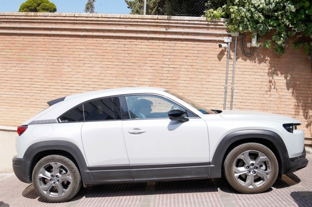 Salida del coche con Francesco Arcuri y el hijo menor del italiano y Juana Rivas de los juzgados de Caleta, el pasado julio (ARSENIO ZURITA/EUROPA PRESS) Salida del coche con Francesco Arcuri y el hijo menor del italiano y Juana Rivas de los juzgados de Caleta, el pasado julio (ARSENIO ZURITA/EUROPA PRESS)
