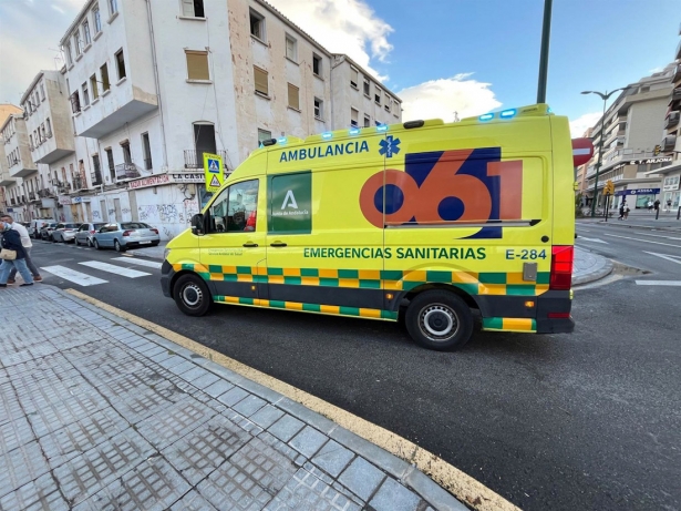 Una ambulancia del 061 de emergencias sanitarias. (EUROPA PRESS) Una ambulancia del 061 de emergencias sanitarias. (EUROPA PRESS)