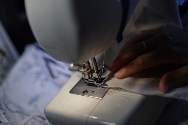 Una mujer cose una mascarilla con una máquina de coser dentro de una iniciativa de un grupo de amigas que donará mascarillas para la protección frente al coronavirus (EDUARDO PARRA - EUROPA PRESS)