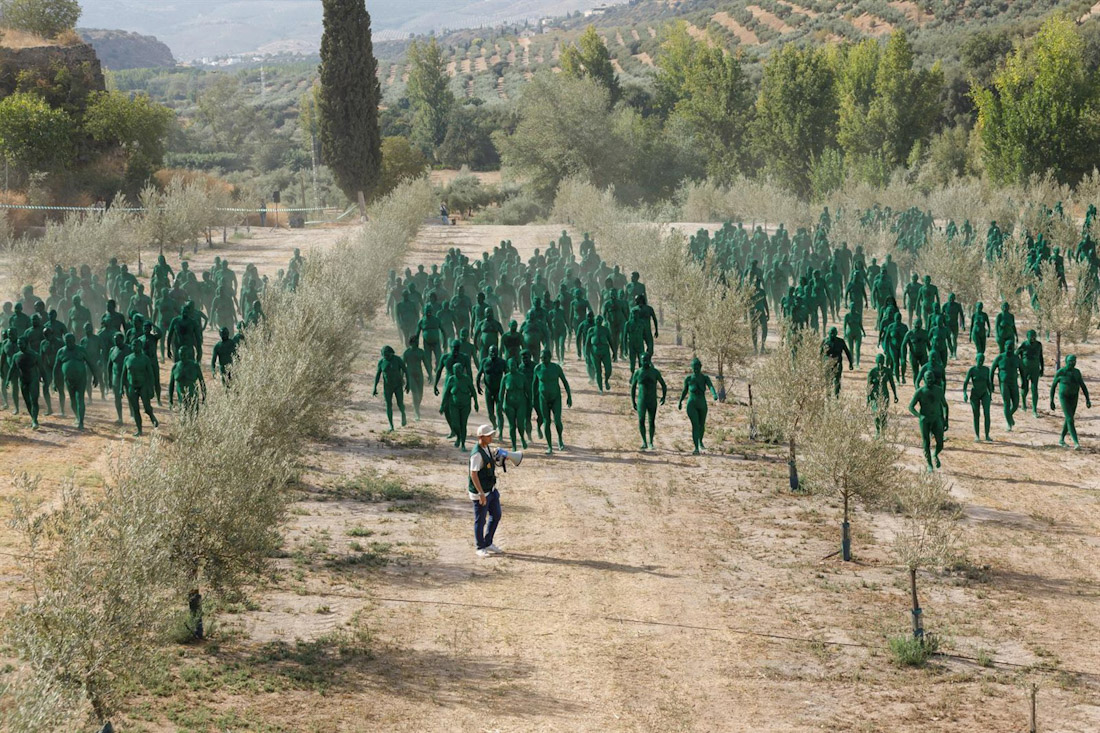 Personas pintadas de verde posan para el fotógrafo Spencer Tunick en la nueva instalación artística que ha realizado en Granada (Andalucía, España), a 20 de septiembre de 2025. (ÁLEX CÁMARA / EUROPA PRESS)