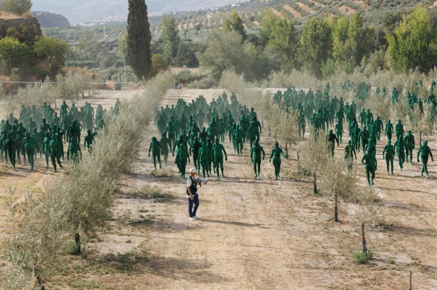 Personas pintadas de verde posan para el fotógrafo Spencer Tunick en la nueva instalación artística que ha realizado en Granada (Andalucía, España), a 20 de septiembre de 2025. (ÁLEX CÁMARA / EUROPA PRESS)