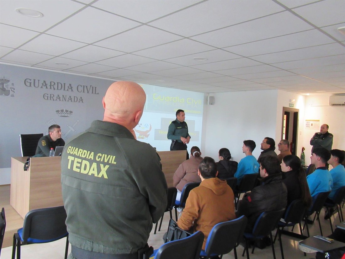 Los Tedax, en imagen de archivo en una charla, se han hecho cargo de la investigación (GUARDIA CIVIL)