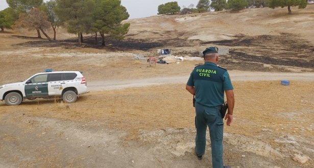 Agente de la Guardia Civil en tareas de investigación en la zona afectada por el incendio de Benamaurel y Castilléjar, en el norte de la provincia de Granada (GUARDIA CIVIL)