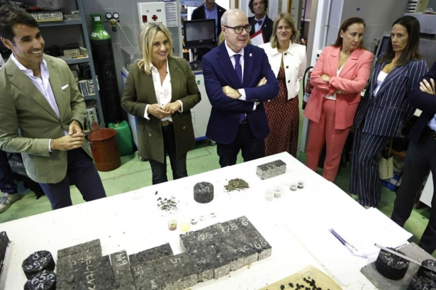 La alcaldesa de Granada, Marifrán Carazo, y el rector, Pedro Mercado, en el centro en la imagen (AYUNTAMIENTO)