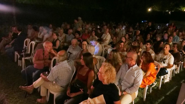Lleno en un encuentro del ciclo Poesía en el Jardín (JUNTA) Lleno en un encuentro del ciclo Poesía en el Jardín (JUNTA)