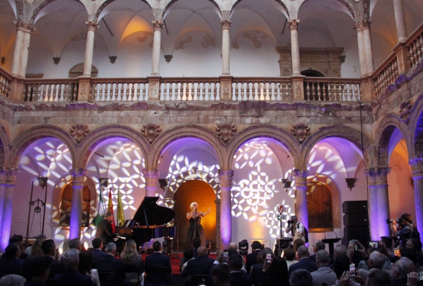 Un momento de la actuación de Pasión Vega en el Castillo de la Calahorra (J. PALMA)
