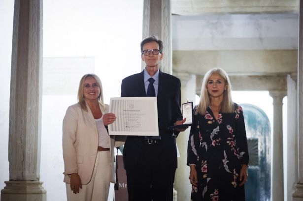 Entrega de la medalla de honor a título póstumo a Miguel Rodríguez -Acosta (JUNTA) Entrega de la medalla de honor a título póstumo a Miguel Rodríguez -Acosta (JUNTA)