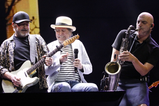 Joaquín Sabina, arropado por dos músicos de su banda, durante el concieto (J. PALMA)