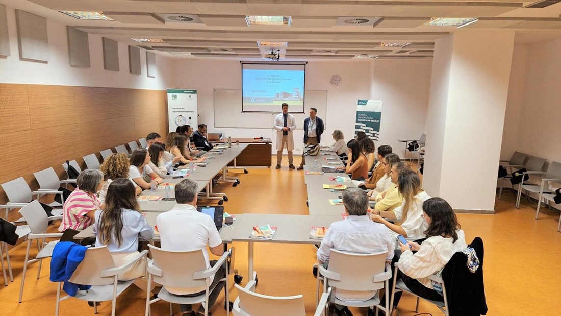 El director gerente del Clínico San Cecilio, Manuel Reyes, ha dado la bienvenida a los participantes en el simposio (CLÍNICO SAN CECILIO)