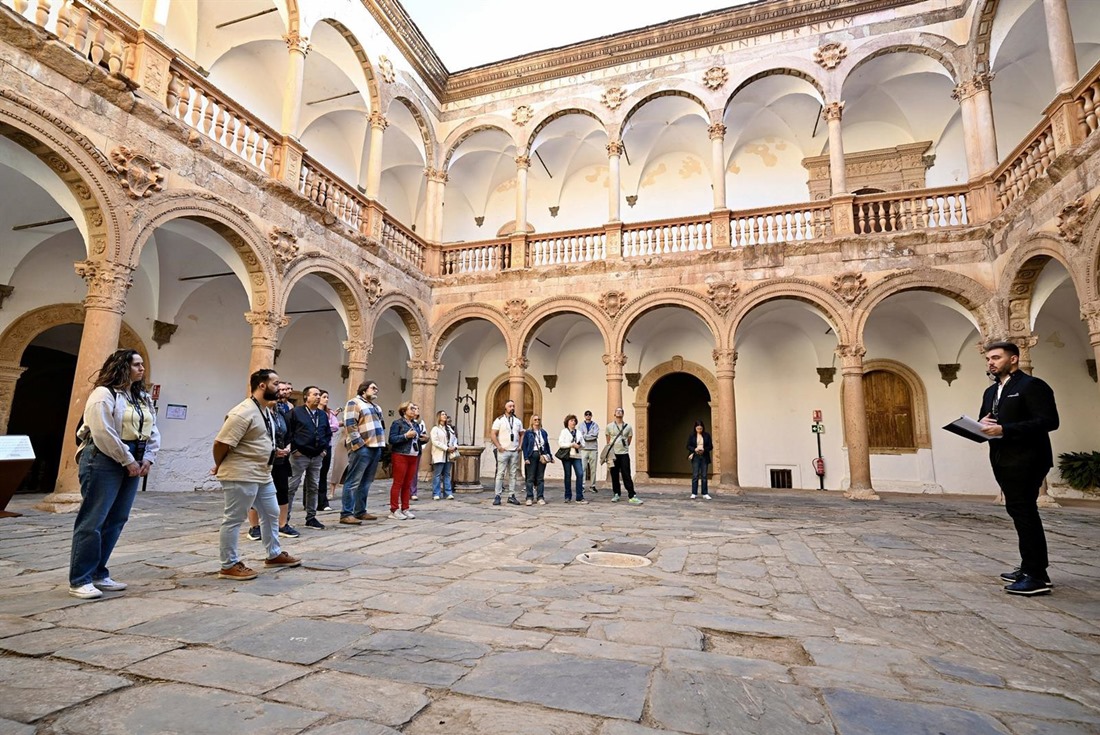 Primeros visitantes al Castillo de La Calahorra tras la adquisión del inmueble por parte de la Diputación de Granada. (DIPUTACIÓN DE GRANADA)