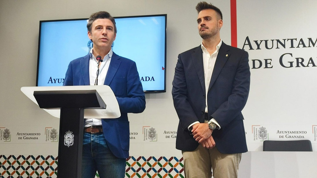 El concejal de Juventud de Granada, Fernando Parra, a la derecha en la imagen de archivo con el edil de Presidencia, Jorge Saavedra (AYUNTAMIENTO)