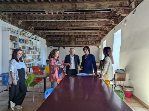 La delegada territorial de Desarrollo Educativo y Formación Profesional, María José Martín, visita el IES Alcrebite (JUNTA DE ANDALUCÍA)