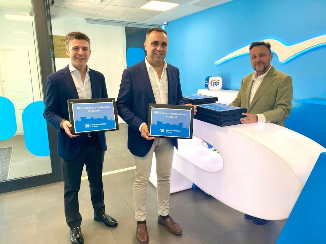 Francis Rodríguez (centro), durante la entrega de avales para Juanma Moreno (PP)