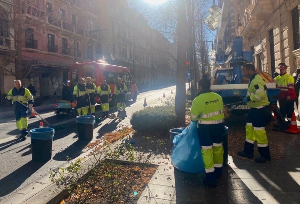 Trabajos de limpieza en Gran Vía de Colón, en imagen de archivo (AYUNTAMIENTO)
