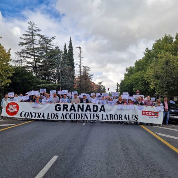 Concentración de CCOO y UGT en Granada tras accidente laboral mortal en Otura (CCOO) Concentración de CCOO y UGT en Granada tras accidente laboral mortal en Otura (CCOO)