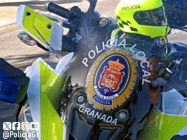 Moto de la Policía Local de Granada, en imagen de archivo (PERFIL DE LA POLICÍA LOCAL EN LA RED SOCIAL X) Moto de la Policía Local de Granada, en imagen de archivo (PERFIL DE LA POLICÍA LOCAL EN LA RED SOCIAL X)