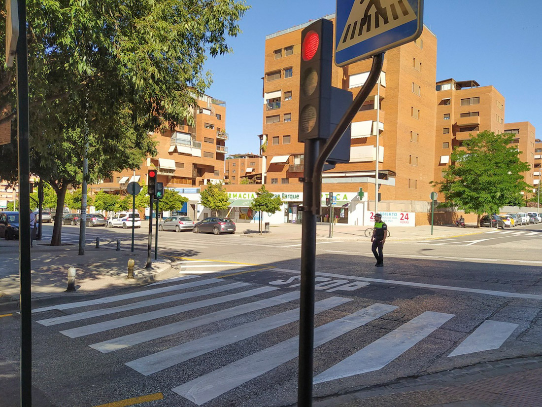 Semáforo en la ciudad de Granada, en imagen de archivo (AYUNTAMIENTO DE GRANADA)