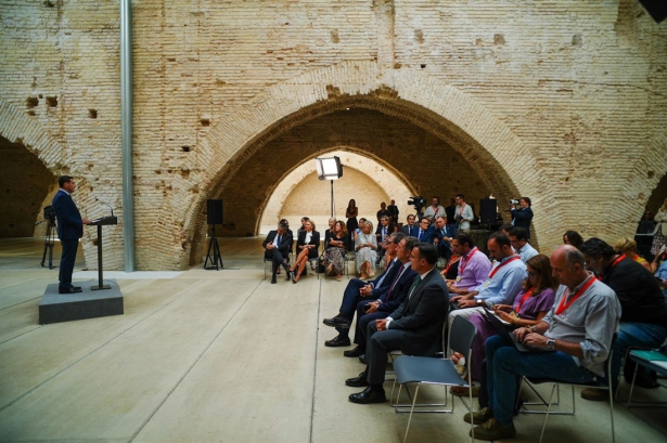 El presidente de la Junta de Andalucía, Juanma Moreno, durante la rueda de prensa tras el Consejo de Gobierno de este miércoles, en las Reales Atarazanas de Sevilla (FRANCISCO J. OLMO - EUROPA PRESS)