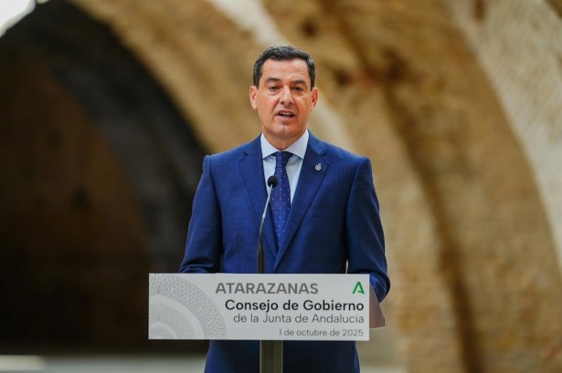 El presidente de la Junta de Andalucía, Juanma Moreno, durante la rueda de prensa tras el Consejo de Gobierno (FRANCISCO J. OLMO - EUROPA PRESS)