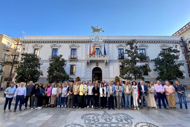 Alcaldes socialistas se concentran frente al Ayuntamiento de Granada contra la Zona de Bajas Emisiones de Granada.(PSOE)