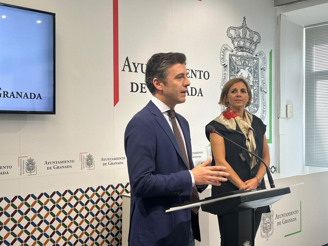 El portavoz del equipo de gobierno local de Granada, Jorge Saavedra, y la edil de Protección Ciudadana, Ana Agudo, en imagen de archivo (AYUNTAMIENTO)