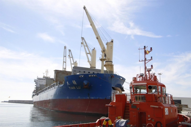 Buque operando en el Puerto de Motril (AUTORIDAD PORTUARIA)