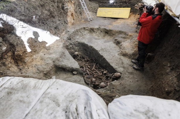 Detalle de una fosa del Barranco de Víznar. Archivo (ÁLEX CÁMARA - EUROPA PRESS)