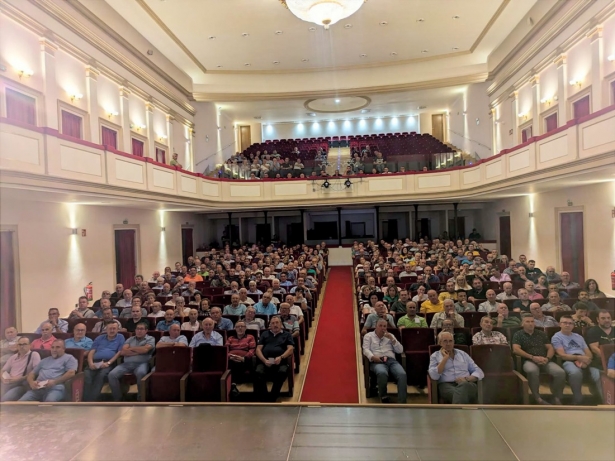 Regantes en la Junta General de la Comunidad que aprobó la modernización del regadío (ALJISUR)