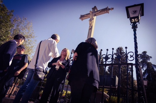 La alcaldesa de Granada, Marifrán Carazo, ha visitado el monumento al Cristo de los Favores este lunes (AYUNTAMIENTO)