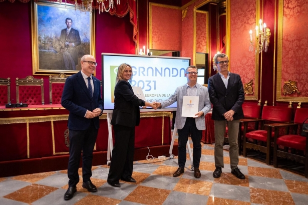 La alcaldesa de Granada, Marifrán Carazo, junto a la representación del Grupo Coimbra de Universidades (AYUNTAMIENTO DE GRANADA) La alcaldesa de Granada, Marifrán Carazo, junto a la representación del Grupo Coimbra de Universidades (AYUNTAMIENTO DE GRANADA)