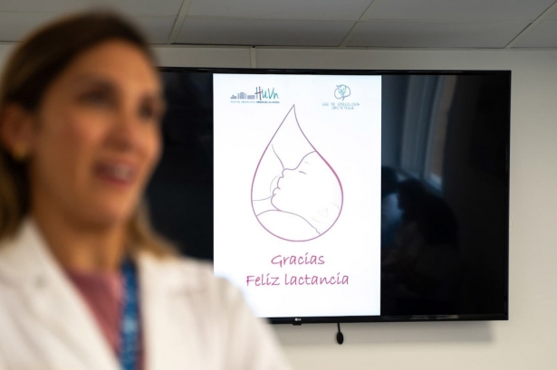 Encuentro entre madres y sanitarios en el Hospital Virgen de las Nieves de Granada por la Semana Mundial de la Lactancia (JUNTA DE ANDALUCÍA)