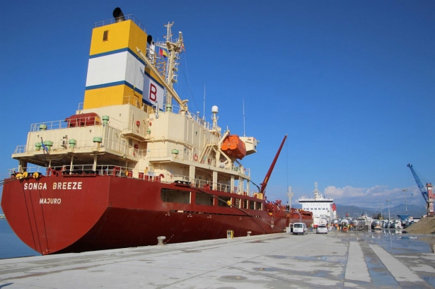 Barco de mercancías en el Puerto de Motril (AUTORIDAD PORTUARIA)