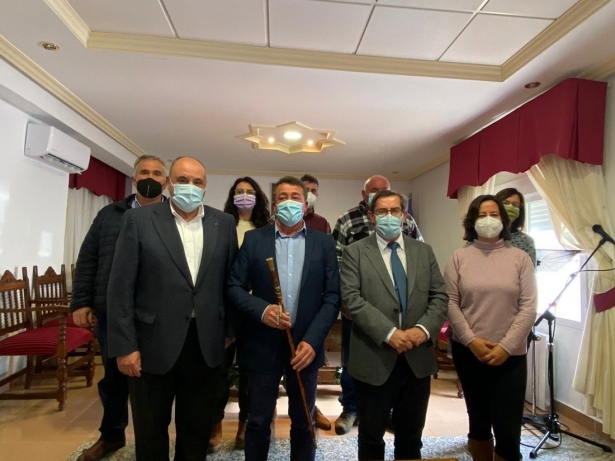 Imagen de archivo de la primera toma de posesión de Emilio Sánchez como alcalde de Castilléjar, en el centro con el bastón de mando (PSOE)