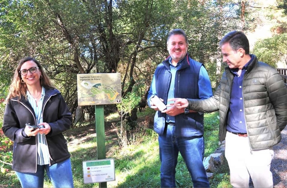 El delegado de Sostenibilidad y Medio Ambiente de la Junta en Granada, Manuel Francisco García, en el centro en la imagen, ha visitado el Jardín Botánico Hoya de Pedraza (JUNTA)