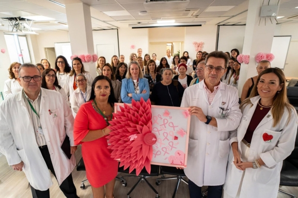El equipo directivo del Hospital Universitario Virgen de las Nieves en la tercera edición de las jornadas con motivo de la conmemoración del Día Mundial del Cáncer de Mama (JUNTA DE ANDALUCÍA)