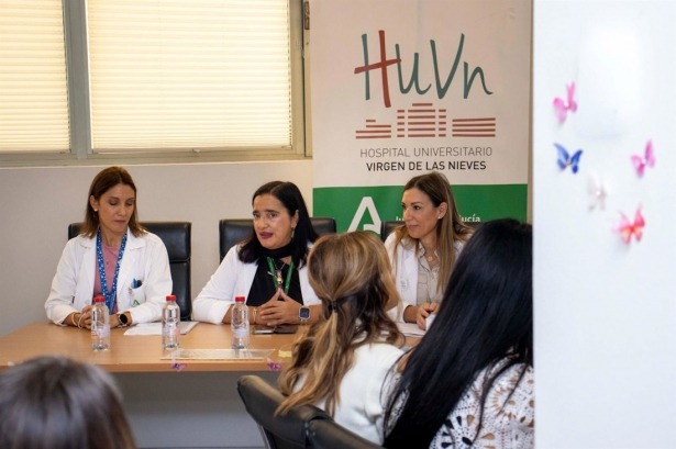 La directora del Hospital Virgen de las Nieves, María Ángeles García, en el centro en la mesa )HOSPITAL VIRGEN DE LAS NIEVES)